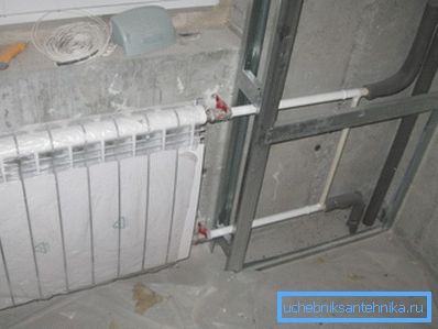 Boîte décorative pour tuyaux de chauffage de profil galvanisé Boîte décorative pour tuyaux de chauffage de profil galvanisé