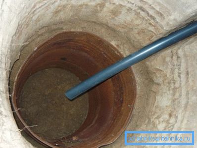 Nous faisons un drain d'un tuyau en plastique. Nous faisons un drain d'un tuyau en plastique.
