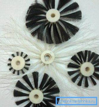 Montre un ensemble de buses sous la forme de brosses. Montre un ensemble de buses sous la forme de brosses.