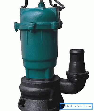 Une pompe pour un puits avec un flotteur est en cours de démonstration.