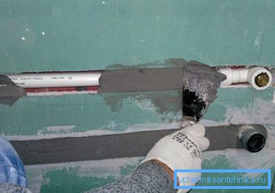 Le processus d'intégration dans le mur est démontré. Le processus d'intégration dans le mur est démontré.
