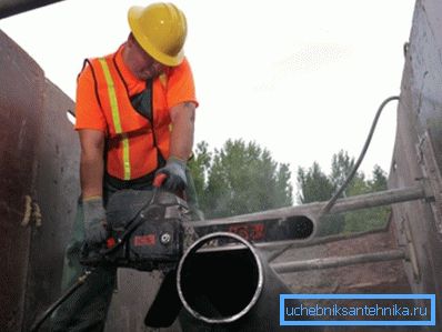 Démantèlement de la zone endommagée.
