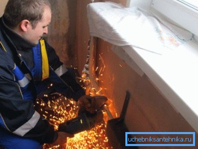 Démontage de l'ancien radiateur à l'aide du Démontage de l'ancien radiateur à l'aide du