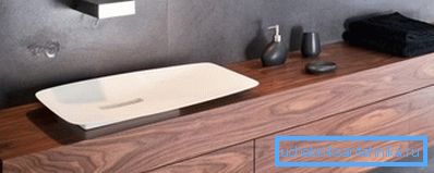 Le bois de la salle de bain doit être soigneusement protégé de l'humidité. Le bois de la salle de bain doit être soigneusement protégé de l'humidité.