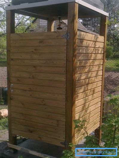 Les murs en bois pour une douche d'été s'intégreront parfaitement dans un paysage de campagne. Les murs en bois pour une douche d'été s'intégreront parfaitement dans un paysage de campagne.