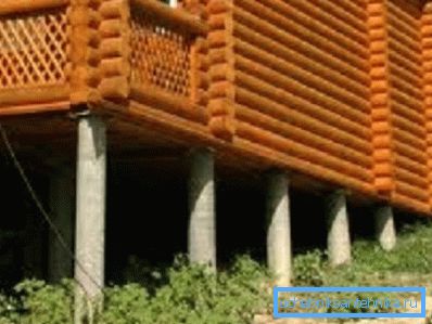 La maison en bois crée une charge relativement faible sur la base.