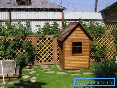 Maison en bois avec fenêtres Maison en bois avec fenêtres
