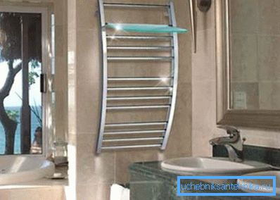 Les porte-serviettes diffèrent par leur forme et leur taille, ainsi que par la possibilité d'installer des étagères pour les accessoires de salle de bain Les porte-serviettes diffèrent par leur forme et leur taille, ainsi que par la possibilité d'installer des étagères pour les accessoires de salle de bain