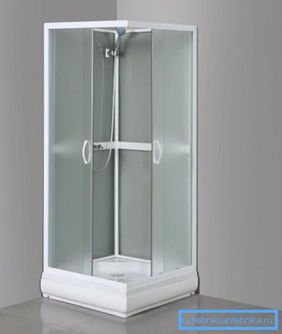Les cabines de douche bon marché sans toit ont des fonctions minimales. Les cabines de douche bon marché sans toit ont des fonctions minimales.