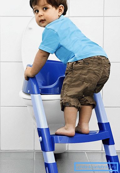 Le siège de toilette pour enfants avec marchepied facilite l'utilisation de la cuvette par l'enfant
