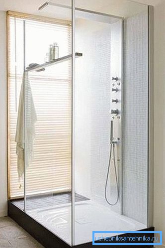 Conception de salle de bain avec douche murale avec base basse