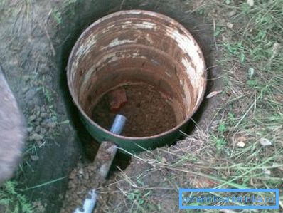Pour le drainage des eaux usées, nous fabriquons une simple fosse septique à partir d'un tonneau.