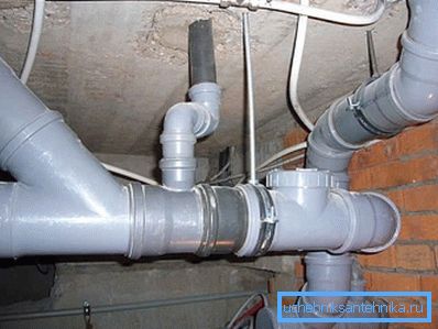 Pour que le système d'égout fonctionne, vous devez installer les bons éléments sur les joints et vous en tenir à la pente souhaitée.