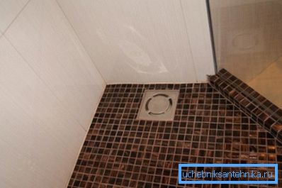 Pour les cabines sans palette, utilisez un drain de douche au sol. Pour les cabines sans palette, utilisez un drain de douche au sol.