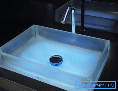 Pour les intérieurs les plus audacieux et modernes, un lavabo en verre. Pour les intérieurs les plus audacieux et modernes, un lavabo en verre.
