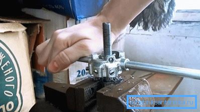 Pour le filetage, la pièce doit être fermement fixée Pour le filetage, la pièce doit être fermement fixée