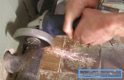 Pour faciliter le démontage il vaut mieux faire une entaille Pour faciliter le démontage il vaut mieux faire une entaille