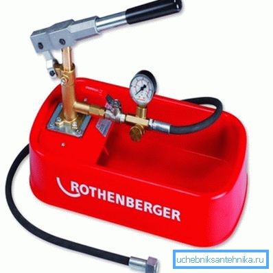 Une pompe manuelle avec un manomètre peut être utilisée pour tester la pression avec un circuit désactivé. Une pompe manuelle avec un manomètre peut être utilisée pour tester la pression avec un circuit désactivé.