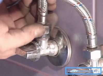 Un tuyau est utilisé pour connecter la toilette à l’alimentation en eau. Un tuyau est utilisé pour connecter la toilette à l’alimentation en eau.