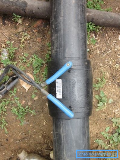 Pour obtenir un joint soudé, une alimentation électrique à court terme des terminaux est suffisante. Pour obtenir un joint soudé, une alimentation électrique à court terme des terminaux est suffisante.