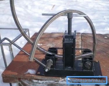 Pour cintrer les produits carrés, il faut utiliser des cintreuses spéciales (la photo montre un outil à main) Pour cintrer les produits carrés, il faut utiliser des cintreuses spéciales (la photo montre un outil à main)