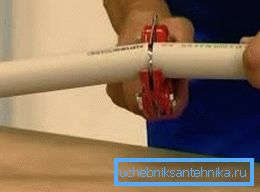 Pour travailler avec des matériaux de ce type, il est conseillé d’acheter des ciseaux spéciaux qui permettent une coupe presque parfaitement lisse, sans laisser de bavures. Pour travailler avec des matériaux de ce type, il est conseillé d’acheter des ciseaux spéciaux qui permettent une coupe presque parfaitement lisse, sans laisser de bavures.