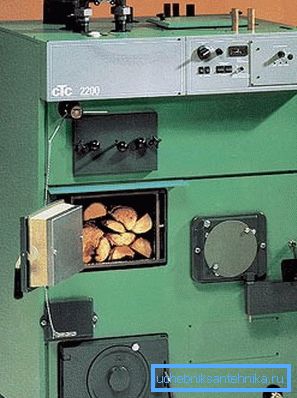 Pour la mise en œuvre de systèmes à combustible solide, le principe de fonctionnement des fours à longue combustion est utilisé, ce qui vous permet de réaliser le cycle de combustion complet d'une plaquette pendant 12 heures ou plus. Pour la mise en œuvre de systèmes à combustible solide, le principe de fonctionnement des fours à longue combustion est utilisé, ce qui vous permet de réaliser le cycle de combustion complet d'une plaquette pendant 12 heures ou plus.