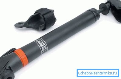 Vous pouvez utiliser une pompe à vélo ordinaire pour créer une surpression: cela rendra notre lavabo non volatil. Vous pouvez utiliser une pompe à vélo ordinaire pour créer une surpression: cela rendra notre lavabo non volatil.