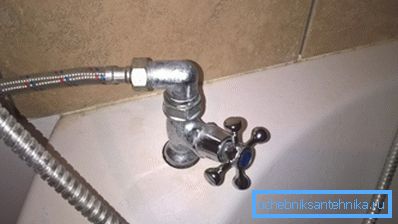 Pour une installation stationnaire d'un chauffe-eau instantané, j'ai monté un robinet séparé avec une bague en céramique sur le bord de la baignoire.