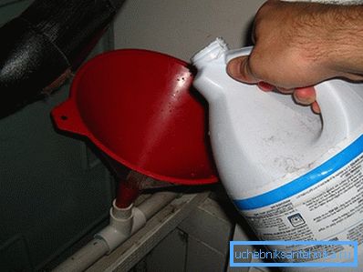 Pour verser la solution dans les tuyaux, utilisez un entonnoir. Pour verser la solution dans les tuyaux, utilisez un entonnoir.