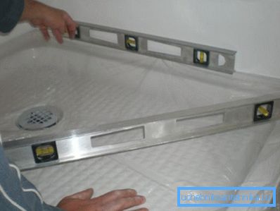 Utilisez le niveau de construction pour l'installation. Utilisez le niveau de construction pour l'installation.