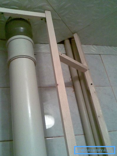 Pour la construction du cadre et de la barre en bois appropriée, il est préférable de manipuler un agent résistant à l'humidité