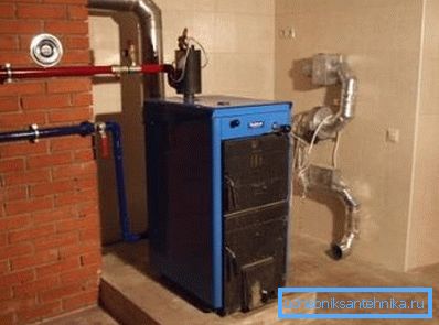 Pour une maison de campagne, le bois de chauffage ou le charbon est une excellente option de combustible! Pour une maison de campagne, le bois de chauffage ou le charbon est une excellente option de combustible!