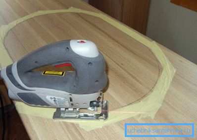 Pour protéger la surface, coller du ruban de masquage Pour protéger la surface, coller du ruban de masquage