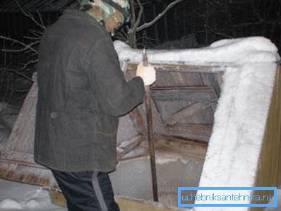 Obtenir de l'eau en hiver de cette façon n'est pas la chose la plus agréable Obtenir de l'eau en hiver de cette façon n'est pas la chose la plus agréable