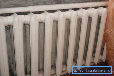 Radiateur en fonte durable. Radiateur en fonte durable.
