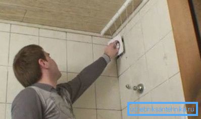 Une ventilation supplémentaire aidera non seulement à éliminer l'humidité des appareils de plomberie, mais également à accélérer le processus de vieillissement dans la salle de bain Une ventilation supplémentaire aidera non seulement à éliminer l'humidité des appareils de plomberie, mais également à accélérer le processus de vieillissement dans la salle de bain