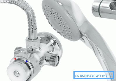Après avoir appuyé sur le bouton situé sur le corps du mélangeur, le distributeur mesure la quantité d’eau spécifiée.