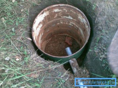 Drainage pour drainer l'eau sous la douche sur un site de campagne Drainage pour drainer l'eau sous la douche sur un site de campagne