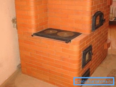 Poêle à bois en brique avec plaque de cuisson Poêle à bois en brique avec plaque de cuisson