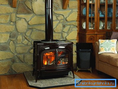 Chaudière à bois pour le chauffage des chalets donne non seulement de la chaleur, mais aussi le confort de la combustion de bûches. Chaudière à bois pour le chauffage des chalets donne non seulement de la chaleur, mais aussi le confort de la combustion de bûches.
