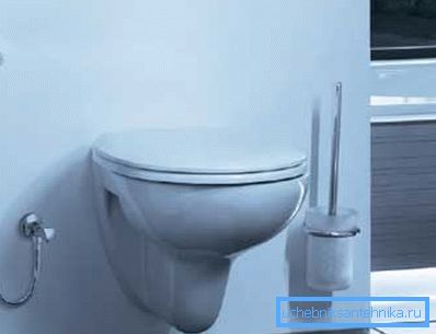 La douche bidet dans les toilettes vous permet de gagner de la place La douche bidet dans les toilettes vous permet de gagner de la place