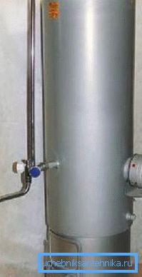 Douche pour donner sur le bois - une des méthodes de chauffage de l'eau. Douche pour donner sur le bois - une des méthodes de chauffage de l'eau.