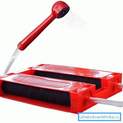La pomme de douche fonctionne très simplement: placez-vous sur la plate-forme et appuyez sur les coussins. À ce stade, l'eau coule de l'arrosoir. La pomme de douche fonctionne très simplement: placez-vous sur la plate-forme et appuyez sur les coussins. À ce stade, l'eau coule de l'arrosoir.