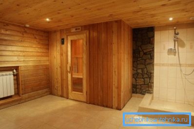 Douche dans le bain au chalet est nécessaire pour un lavage confortable. Douche dans le bain au chalet est nécessaire pour un lavage confortable.