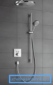 Un ensemble de douche avec une douche de tête qui sort d'un mur ou d'un plafond est très élégant et original. Un ensemble de douche avec une douche de tête qui sort d'un mur ou d'un plafond est très élégant et original.
