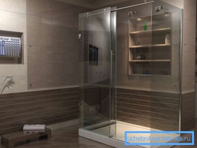 Douche avec base basse 120x90 à l'intérieur d'une salle de bain moderne.
