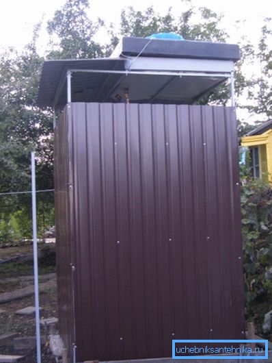 Cabine de douche sur la datcha Cabine de douche sur la datcha