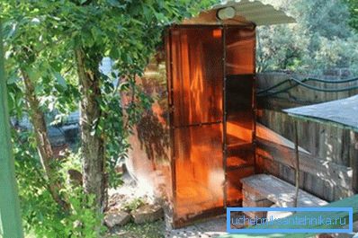 Cabine de douche cachée derrière un arbre Cabine de douche cachée derrière un arbre