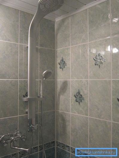 Système de douche avec douche pluie et mixeur dans l'appartement Système de douche avec douche pluie et mixeur dans l'appartement